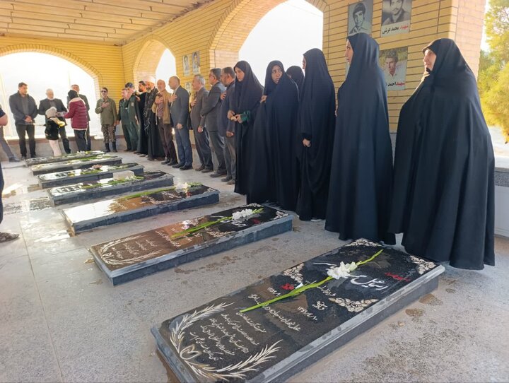 تصاویر/مراسم غبار روبی و عطرافشانی گلزار شهدای نیاسر