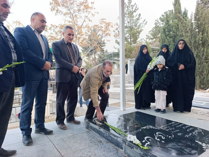 تصاویر/مراسم غبار روبی و عطرافشانی گلزار شهدای نیاسر