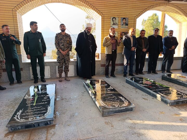 تصاویر/مراسم غبار روبی و عطرافشانی گلزار شهدای نیاسر