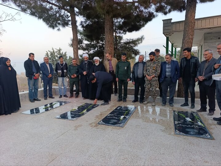 تصاویر/مراسم غبار روبی و عطرافشانی گلزار شهدای نیاسر