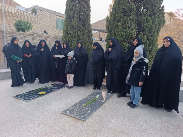 تصاویر/مراسم غبار روبی و عطرافشانی گلزار شهدای نیاسر