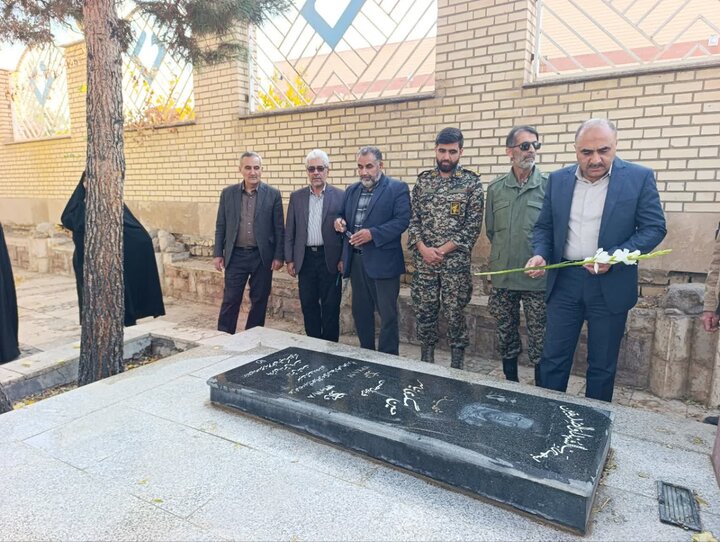 تصاویر/مراسم غبار روبی و عطرافشانی گلزار شهدای نیاسر