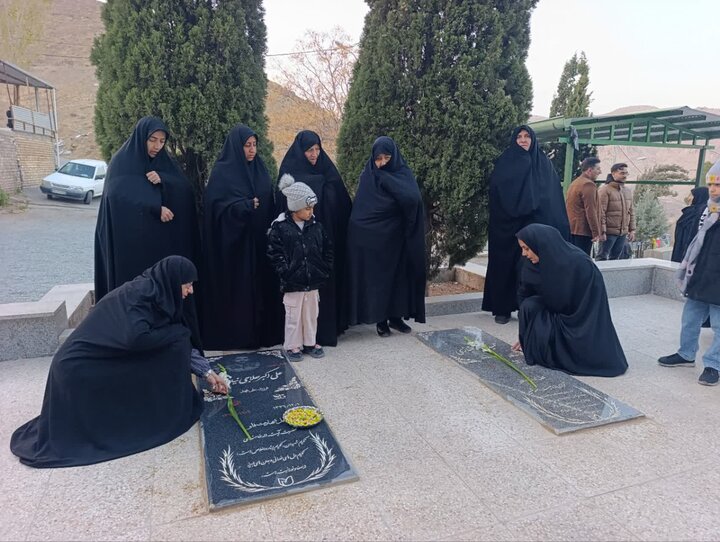 تصاویر/مراسم غبار روبی و عطرافشانی گلزار شهدای نیاسر