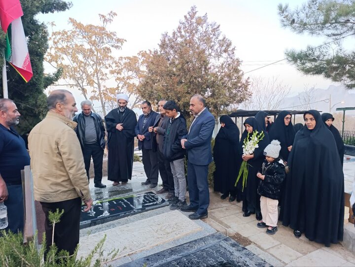 تصاویر/مراسم غبار روبی و عطرافشانی گلزار شهدای نیاسر