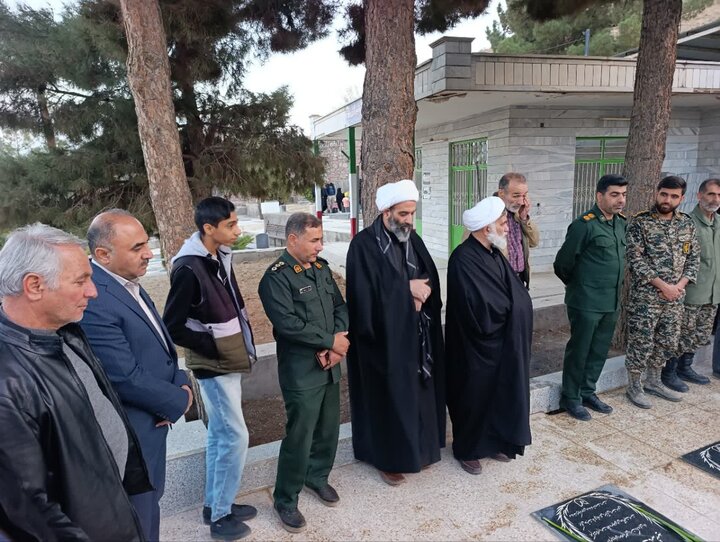 تصاویر/مراسم غبار روبی و عطرافشانی گلزار شهدای نیاسر