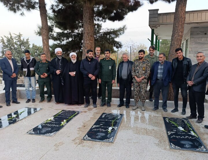 تصاویر/مراسم غبار روبی و عطرافشانی گلزار شهدای نیاسر