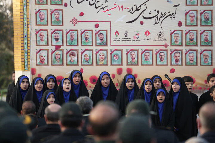 فیلم |  مراسم غبارروبی و عطرافشانی گلزار مطهر شهدای کاشان