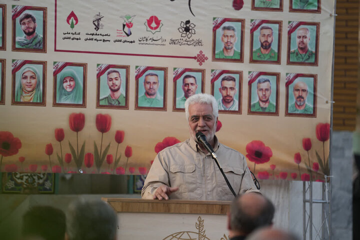 تصاویر/مراسم غبارروبی و عطرافشانی گلزار مطهر شهدای کاشان