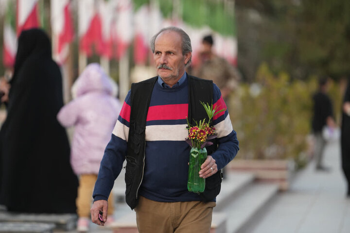 تصاویر/مراسم غبارروبی و عطرافشانی گلزار مطهر شهدای کاشان