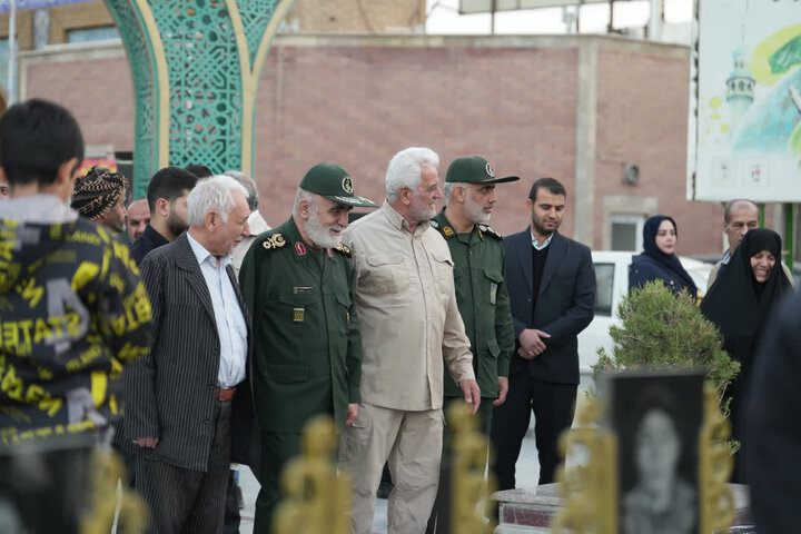 تصاویر/مراسم غبارروبی و عطرافشانی گلزار مطهر شهدای کاشان