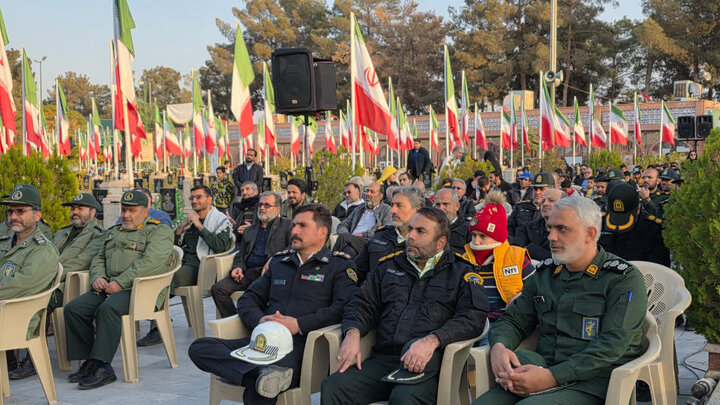 تصاویر/مراسم غبارروبی و عطرافشانی گلزار مطهر شهدای کاشان