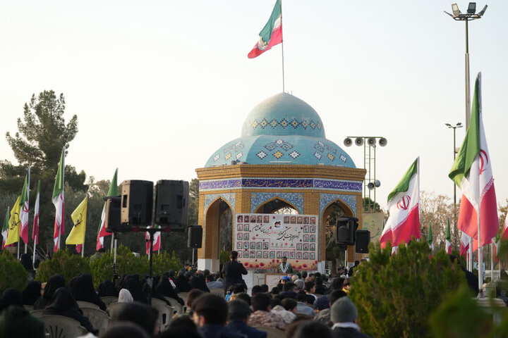 تصاویر/مراسم غبارروبی و عطرافشانی گلزار مطهر شهدای کاشان
