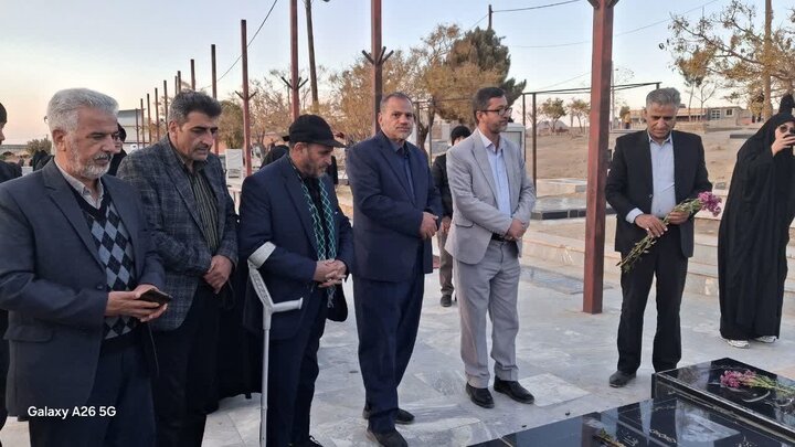 تصاویر/آیین معنوی غبارروبی و عطرافشانی گلزار شهدای روستاهای بخش برزک