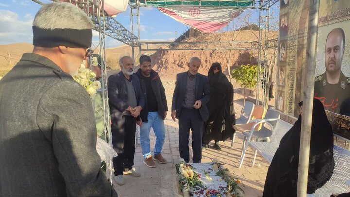 تصاویر/آیین معنوی غبارروبی و عطرافشانی گلزار شهدای روستاهای بخش برزک