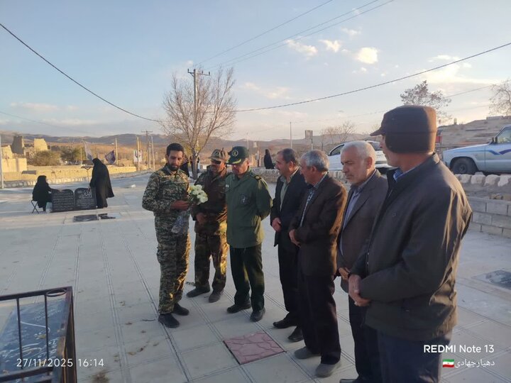 تصاویر/آیین معنوی غبارروبی و عطرافشانی گلزار شهدای روستاهای بخش برزک