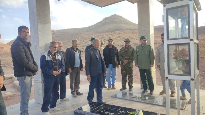 تصاویر/آیین معنوی غبارروبی و عطرافشانی گلزار شهدای روستاهای بخش برزک