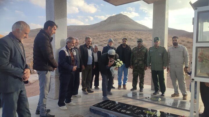 تصاویر/آیین معنوی غبارروبی و عطرافشانی گلزار شهدای روستاهای بخش برزک