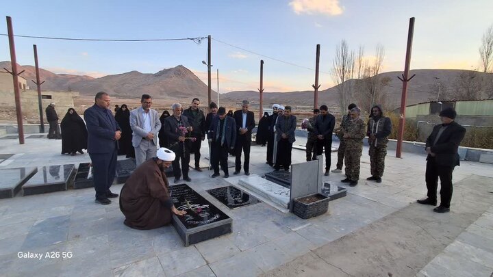 تصاویر/آیین معنوی غبارروبی و عطرافشانی گلزار شهدای روستاهای بخش برزک