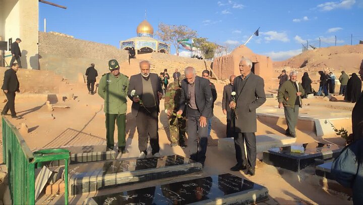 تصاویر/آیین معنوی غبارروبی و عطرافشانی گلزار شهدای روستاهای بخش برزک