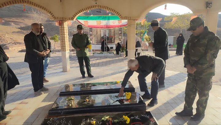 تصاویر/آیین معنوی غبارروبی و عطرافشانی گلزار شهدای روستاهای بخش برزک