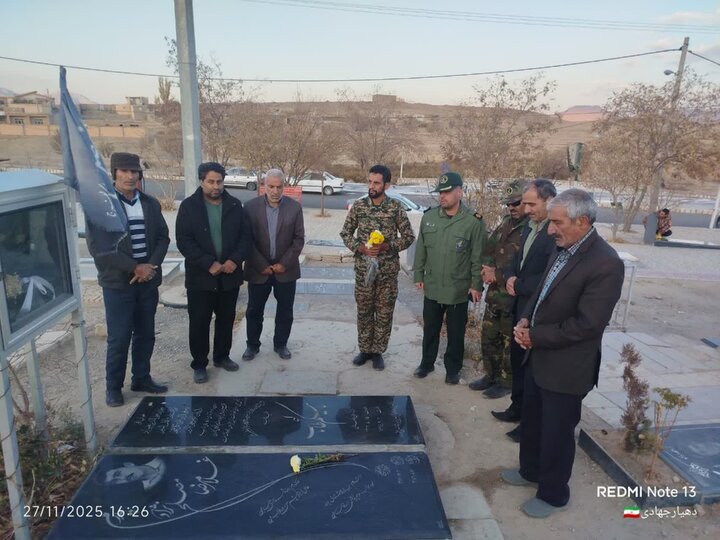 تصاویر/آیین معنوی غبارروبی و عطرافشانی گلزار شهدای روستاهای بخش برزک