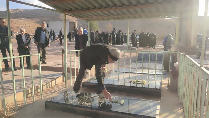 تصاویر/آیین معنوی غبارروبی و عطرافشانی گلزار شهدای روستاهای بخش برزک