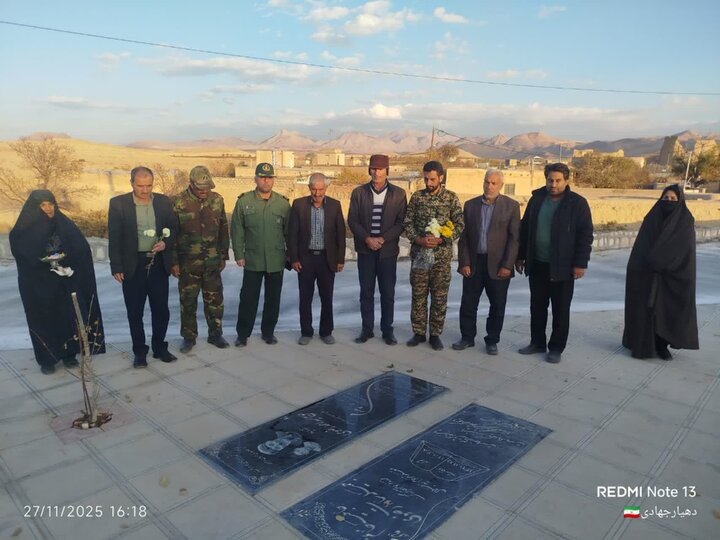 تصاویر/آیین معنوی غبارروبی و عطرافشانی گلزار شهدای روستاهای بخش برزک