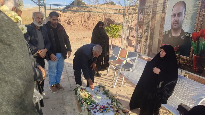 تصاویر/آیین معنوی غبارروبی و عطرافشانی گلزار شهدای روستاهای بخش برزک