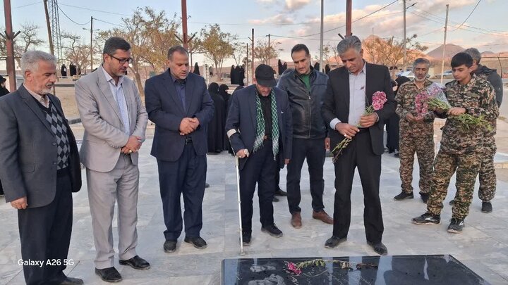 تصاویر/آیین معنوی غبارروبی و عطرافشانی گلزار شهدای روستاهای بخش برزک