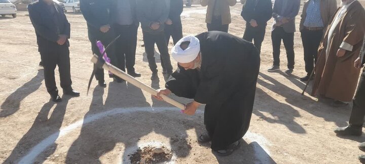 تصاویر/ حضورامام جمعه جوشقان قالی در مراسم کلنگ زنی سالن ورزشی شهرداری ومرکز جامع سلامت جوشقان قالی
