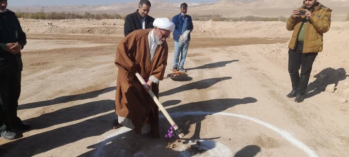 تصاویر/ حضورامام جمعه جوشقان قالی در مراسم کلنگ زنی سالن ورزشی شهرداری ومرکز جامع سلامت جوشقان قالی