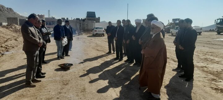 تصاویر/ حضورامام جمعه جوشقان قالی در مراسم کلنگ زنی سالن ورزشی شهرداری ومرکز جامع سلامت جوشقان قالی