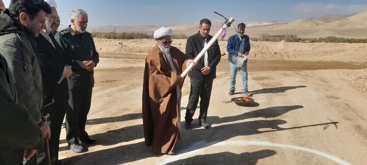 تصاویر/ حضورامام جمعه جوشقان قالی در مراسم کلنگ زنی سالن ورزشی شهرداری ومرکز جامع سلامت جوشقان قالی