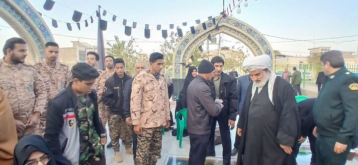 تصاویر غبارروبی و عطرافشانی گلزارشهدای ابوزیدآباد