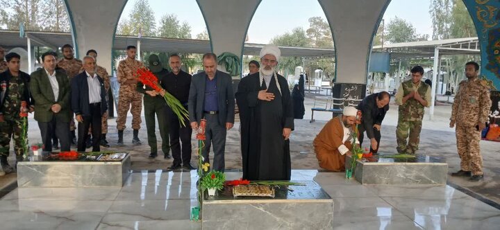 تصاویر غبارروبی و عطرافشانی گلزارشهدای ابوزیدآباد