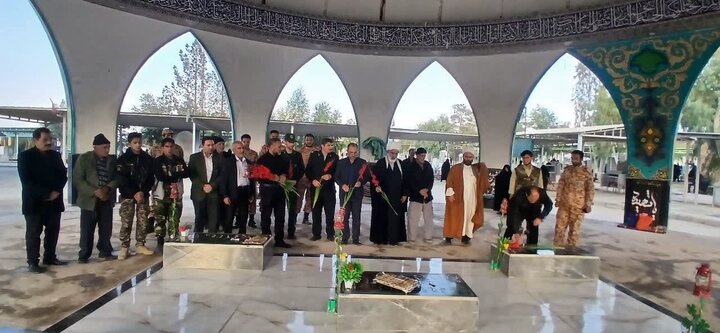 تصاویر غبارروبی و عطرافشانی گلزارشهدای ابوزیدآباد