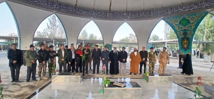 تصاویر غبارروبی و عطرافشانی گلزارشهدای ابوزیدآباد