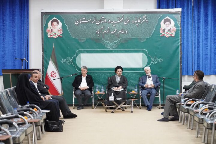 تصاویر/دیدار رئیس کمیسیون بهداشت و درمان مجلس شورای اسلامی به‌همراه اعضای این کمیسیون با نماینده ولی‌فقیه در لرستان