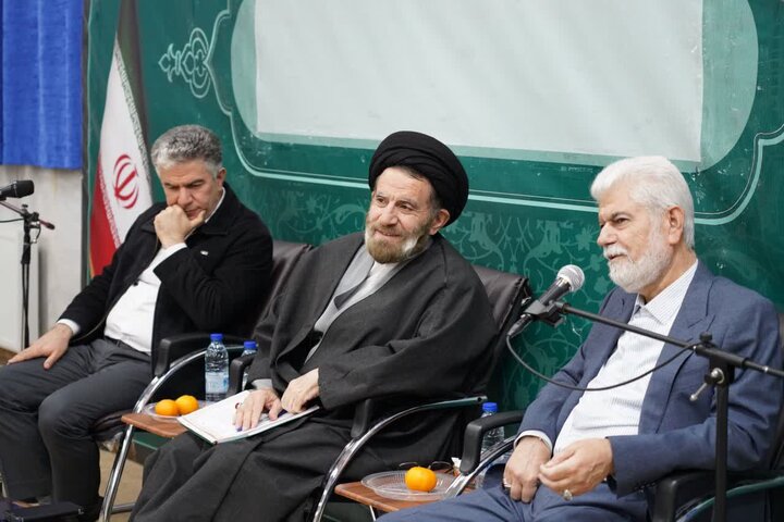 تصاویر/دیدار رئیس کمیسیون بهداشت و درمان مجلس شورای اسلامی به‌همراه اعضای این کمیسیون با نماینده ولی‌فقیه در لرستان