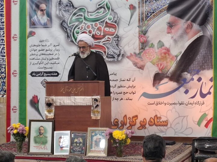 تصاویر/ نماز عبادی سیاسی بخش برزک در روستای آزران