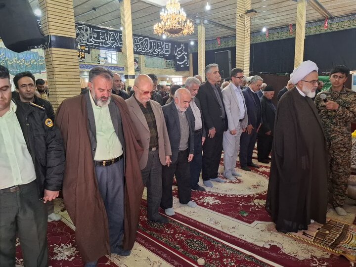 تصاویر/ نماز عبادی سیاسی بخش برزک در روستای آزران