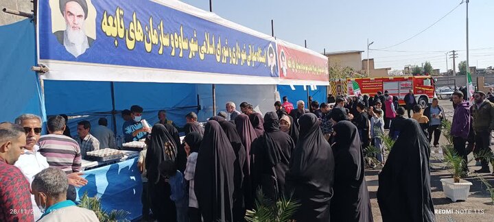 تصاویرحضور مواکب ومیز خدمت شهرداری جهت پذیرایی و خدمت رسانی به نمازگزاران در ساوه