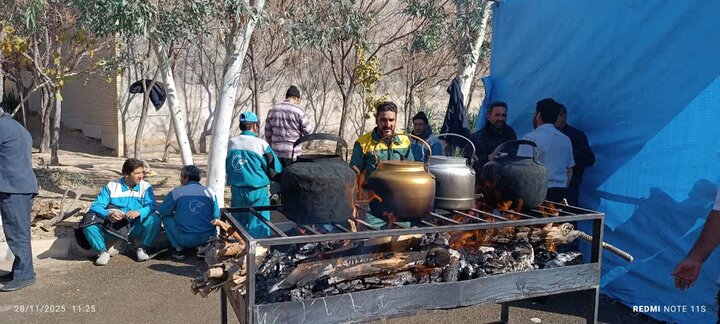 تصاویرحضور مواکب ومیز خدمت شهرداری جهت پذیرایی و خدمت رسانی به نمازگزاران در ساوه