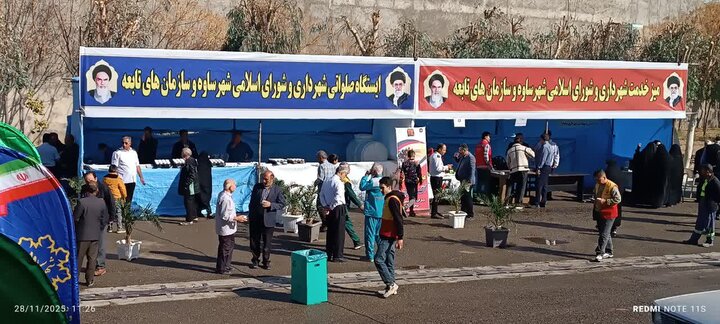 تصاویرحضور مواکب ومیز خدمت شهرداری جهت پذیرایی و خدمت رسانی به نمازگزاران در ساوه