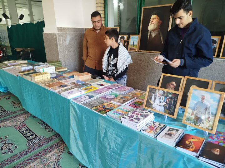 تصاویرحضور مواکب ومیز خدمت شهرداری جهت پذیرایی و خدمت رسانی به نمازگزاران در ساوه