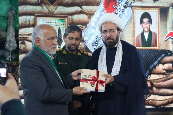 تصاویر/ آیین رونمایی از مجموعه سه‌جلدی قاب‌های افتخار؛ خاطرات شهید طلبه سید محمدجواد حسینی فیروزآبادی