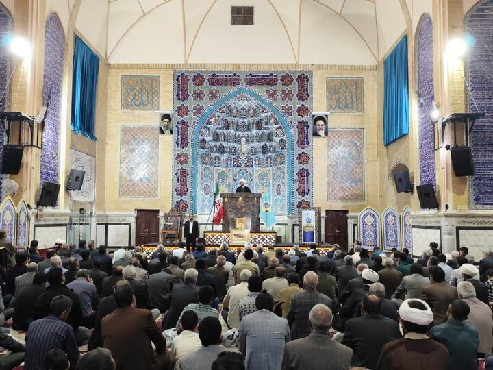 تصاویر/ اقامه نماز جمعه شهر بم