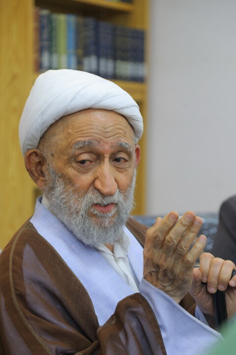 تصاویر / بازدید آیت الله استادی از کتابخانه مرحوم  آیت الله سید هادی خسروشاهی