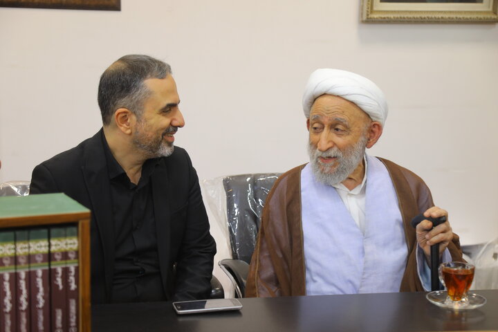 تصاویر / بازدید آیت الله استادی از کتابخانه مرحوم  آیت الله سید هادی خسروشاهی