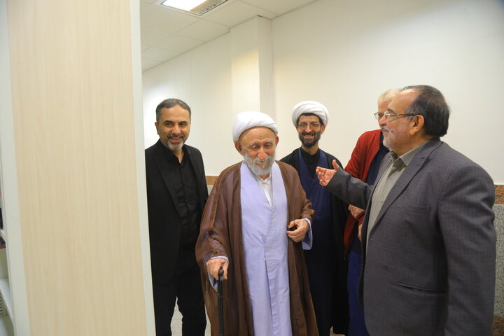 تصاویر / بازدید آیت الله استادی از کتابخانه مرحوم  آیت الله سید هادی خسروشاهی
